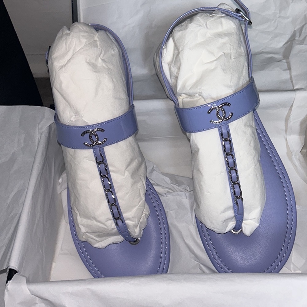 Brand New Chanel thong sandals patent calfskin light purple size 41 women’s